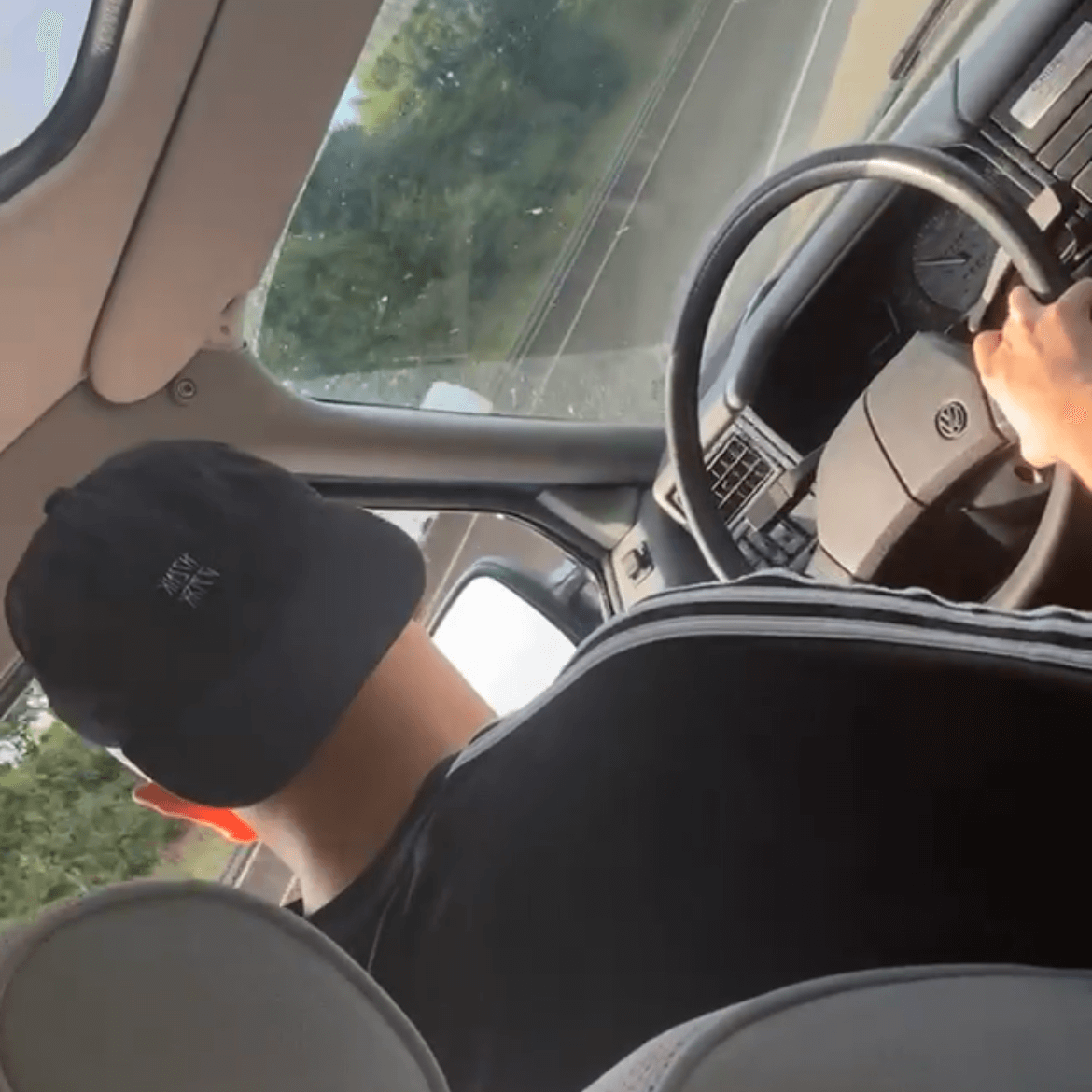 stylermatu sitzt am Steuer und fährt Richtung splash! Festival