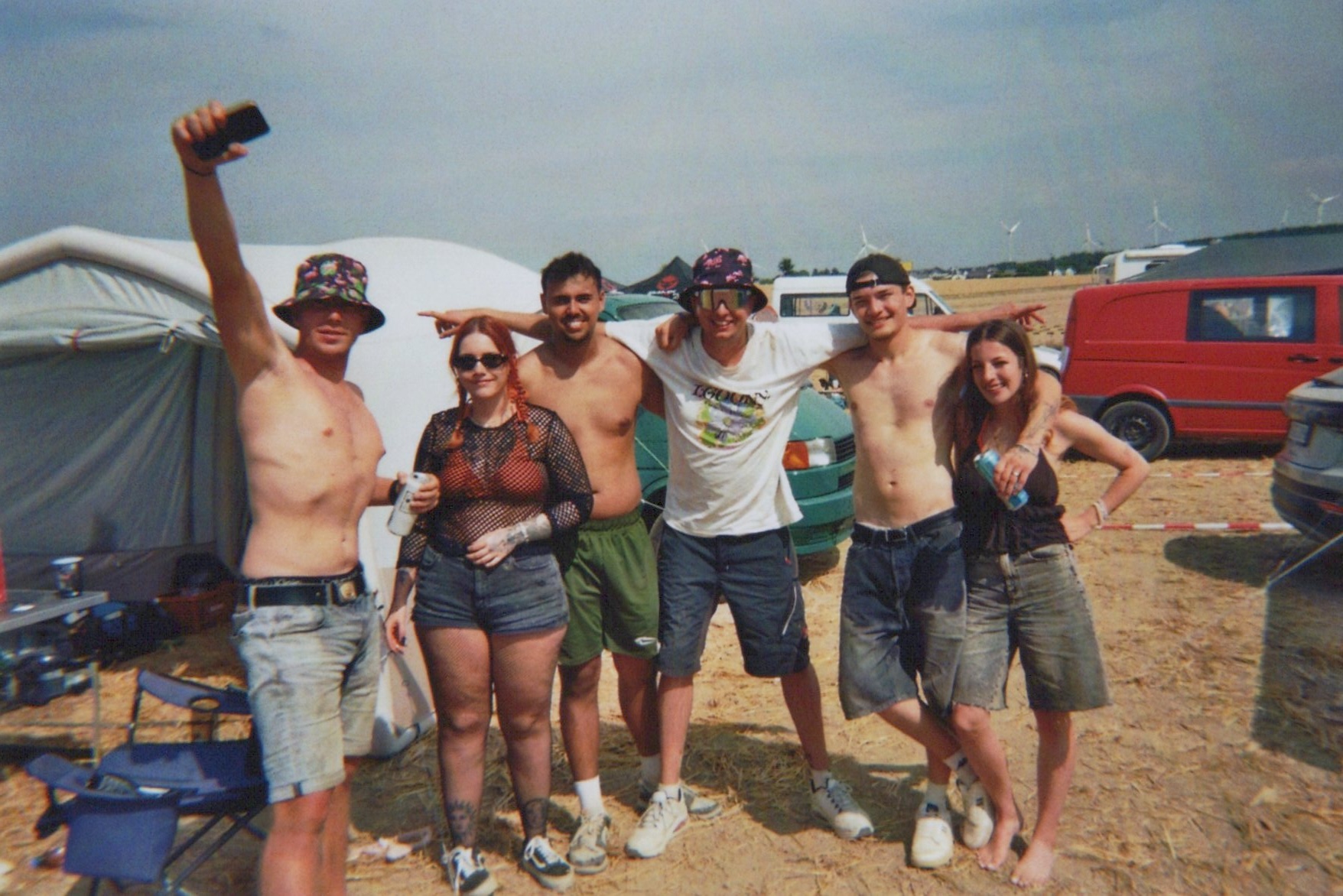 Gemeinsames Gruppenfoto mit Freunden auf dem Campingplatz bei der Nature One 2026.