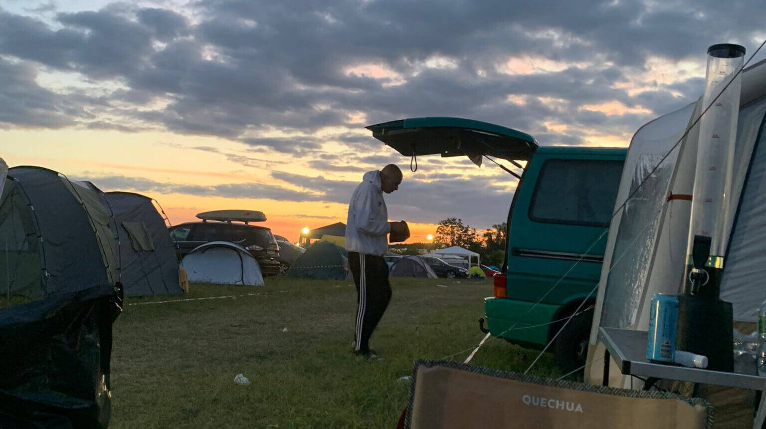 VW Bus mit geöffneter Heckklappe, stylermatu und Biertower auf Campingplatz beim splash!