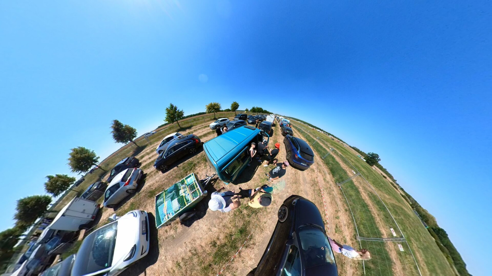 Autoschlage vorm Carcamping auf dem splash! Festival, 360°-Blick auf VW Bus mit Anhänger