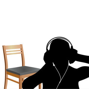Silhouette einer Person mit Kopfhörern neben einem leeren Stuhl vor hellem Hintergrund.